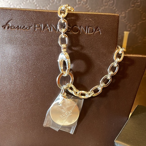 GUCCI ICON GUCCI LOGO SILVER ROUND TRADEMARK CHARM BRACELET - Picture 3 of 6